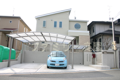 坂道に建つ家の外構 施工例 カーポート 坂道に建つ家の外構 施工例 カーポート