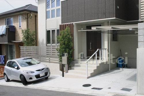 坂道に建つ家の外構 施工例 駐車場がオープン 坂道に建つ家の外構 施工例 車庫がオープン
