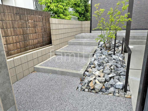 玄関アプローチ階段 床洗い出し仕上げ 四国化成 リンクストーンM