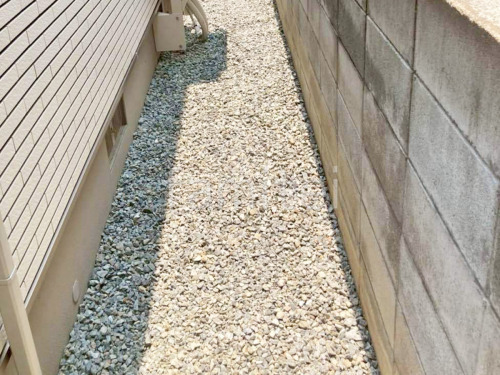 犬走り 防犯砂利敷き バラス砕石 防草シート加工